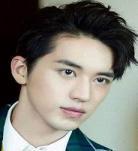 2019年男明星羽绒服街拍图片