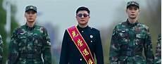 号手就位新兵摔馒头