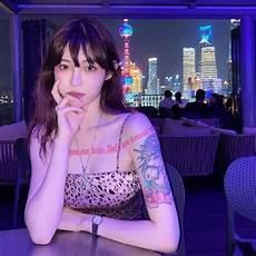 痞幼带的绿色的帽子